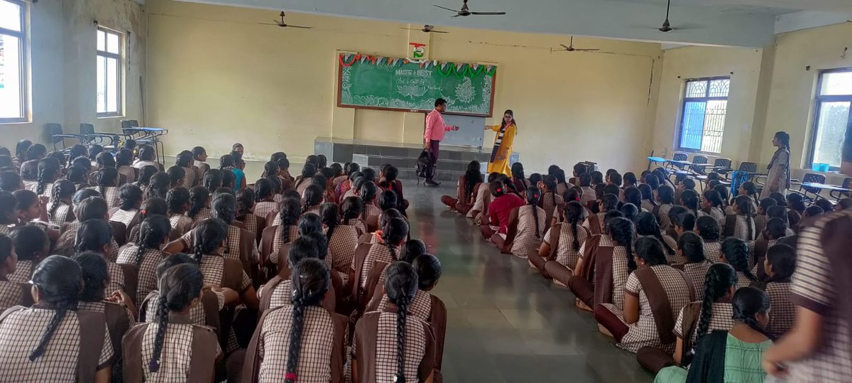 TNagarkurnool's tweet photo. Seminar on waste to best #swachhgurukul @TSWREISOCIETY https://t.co/rhzOZm93Z1