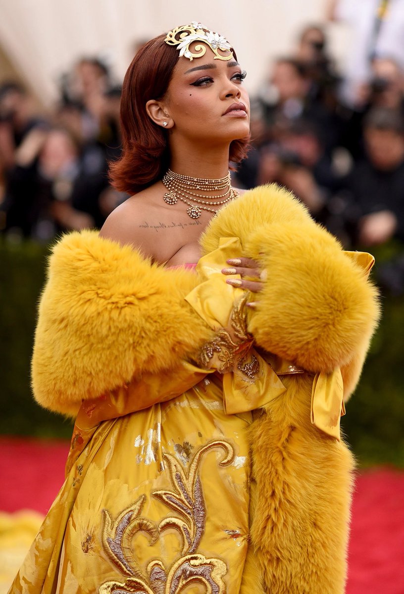 therihprint's tweet photo. Taylor Swift being one of Rihanna’s biggest fans a lil thread; 🖤🫶🏻 https://t.co/L252kvvUrd