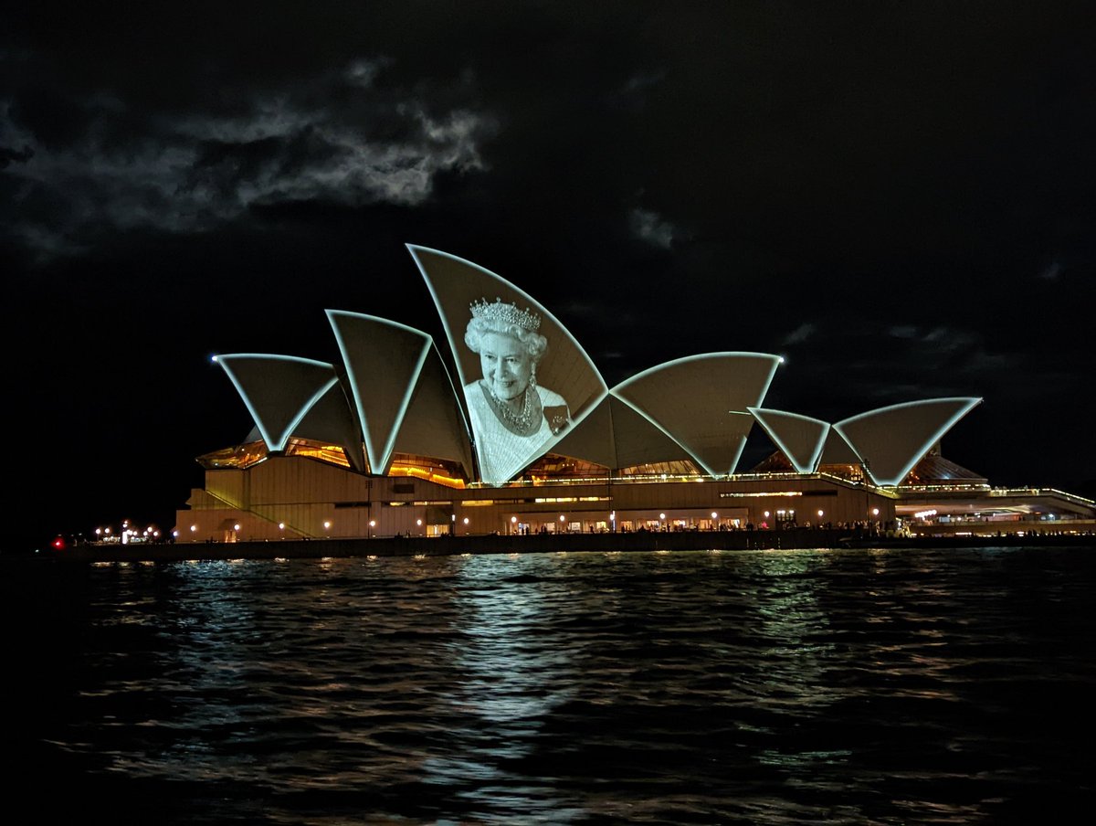 pettmanm's tweet photo. #TheQueen #SydneyOperaHouse https://t.co/mcb15XUoLp