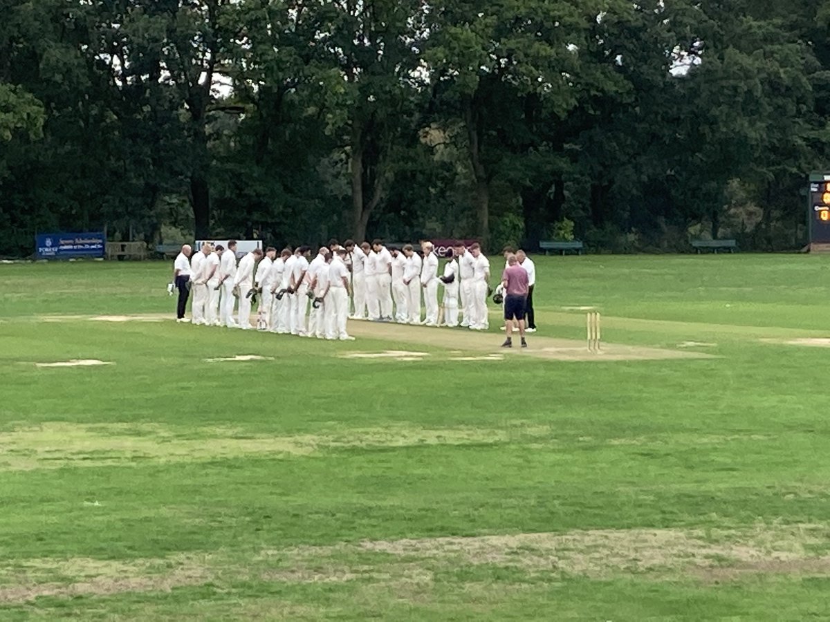 Chelmsford_CC's tweet image. Ourselves, @Chingford_CC &amp;amp; the umpires out in the middle holding a minutes silence before the League Cup Final in respect for the passing of Her Majesty Queen Elizabeth II 🖤