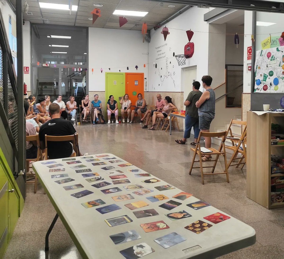 lasalutalta's tweet photo. Primera setmana de curs escolar i primeres accions comunitàries amb els centres educatius.
Ahir vam voltar pel barri amb el claustre del Baldiri Reixac de #Badalona per conèixer l'entorn proper a l'escola i presentar la Fundació al professorat.
#bontracte #programatrenzas https://t.co/nEy5OLdAV9