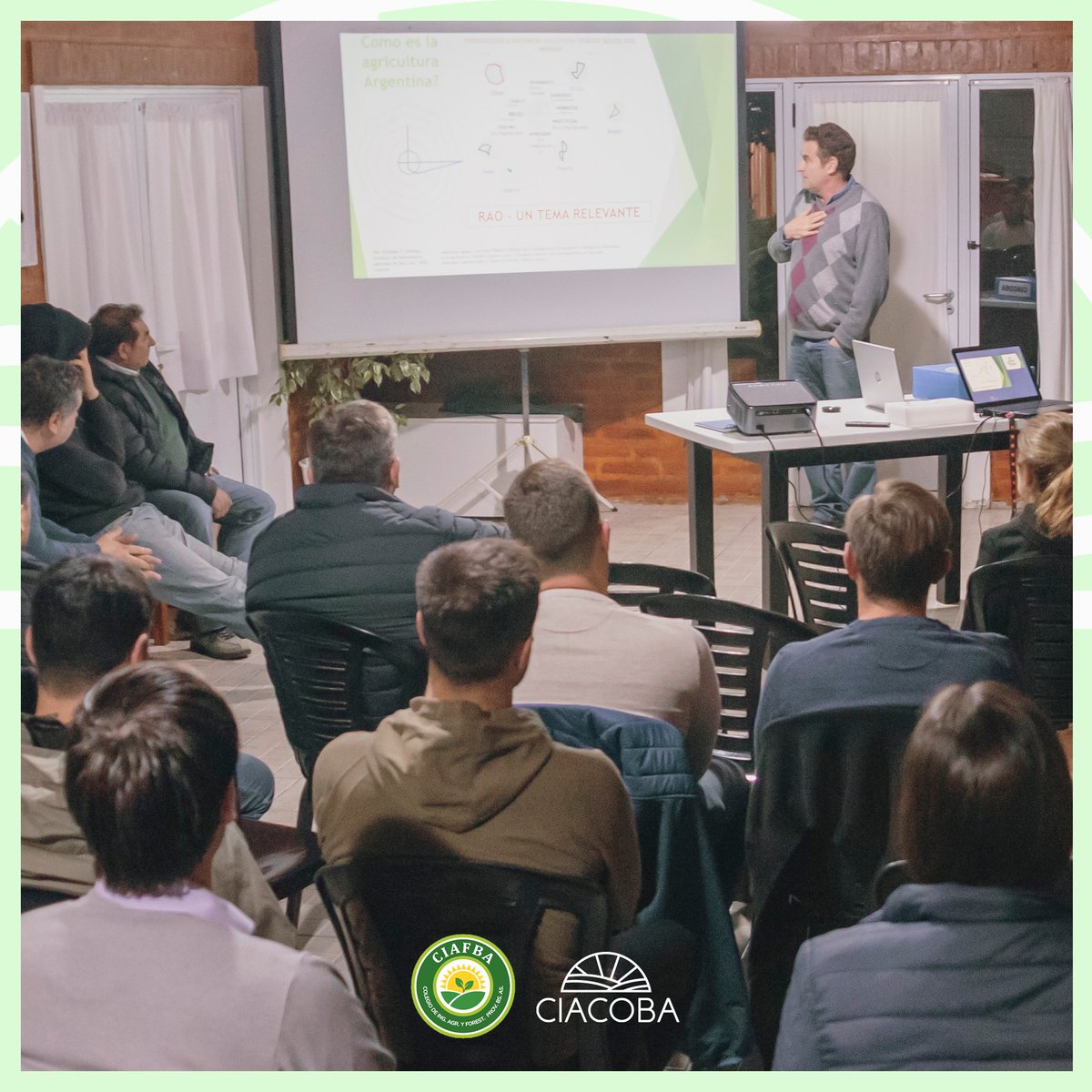 CentroIACOBA's tweet photo. 👥Encuentro de Ingenieros Agrónomos en Tres Lomas
El Ing. Agr. Juan Pablo Vidaurre (MP 0324) presidente de CIACOBA, acompañado por el Ing. Agr. Carlos Borniego (MP 0068), presidente de Región Sur de CIAFBA dieron la bienvenida formal del encuentro al que asistieron 35 colegas. https://t.co/EmMY6DEyIU