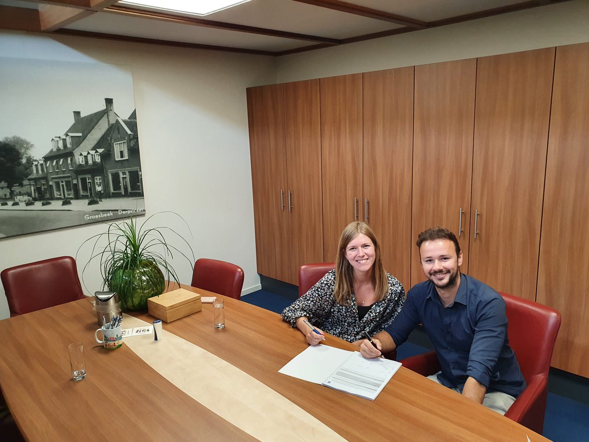 EmmaKustermans's tweet photo. Na twee jaar onophoudelijk zoeken, kijken, bieden, treuren en opnieuw beginnen, zetten we deze week dan eindelijk onze krabbels op een wel heel bijzonder papiertje. 🏡 https://t.co/r1lxscMQm2