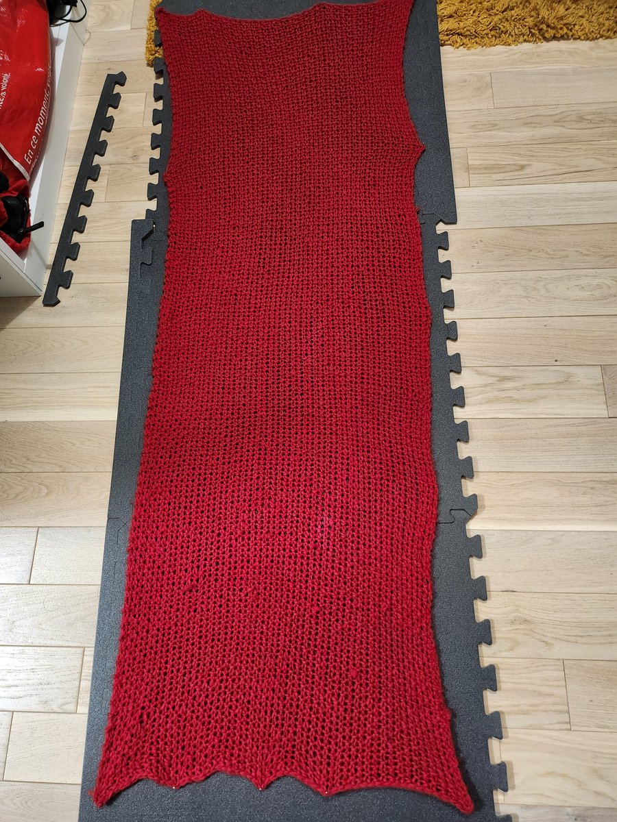 Mon premier tricot de la saison 🧶
un plaid en point de riz, laine italienne.
#tricot