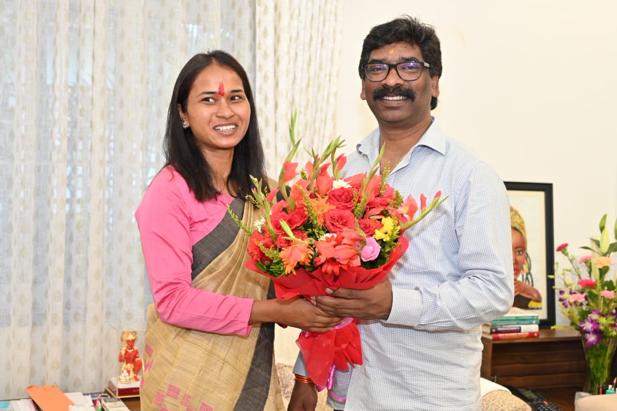 JharkhandCMO's tweet photo. मुख्यमंत्री श्री @HemantSorenJMM से मांडर की विधायक श्रीमती शिल्पी नेहा तिर्की ने शिष्टाचार मुलाकात की। उन्होंने ट्राईबल एडवाइजरी काउंसिल का सदस्य बनाने के लिए मुख्यमंत्री का आभार जताया और धन्यवाद दिया । https://t.co/w0yz8qKPDp