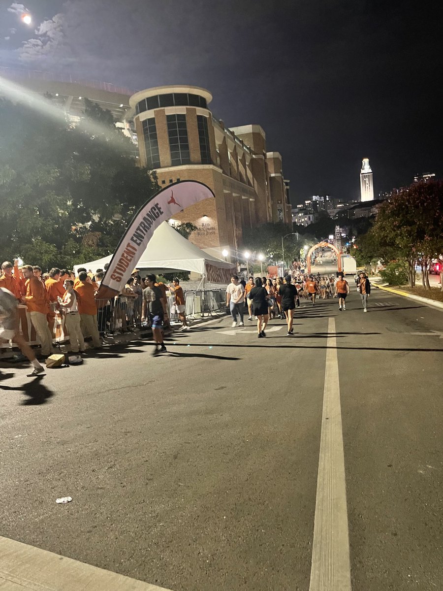 Its 5:13 and the 40 is electric.. welcome to game day y’all 🤘🏽🤘🏽