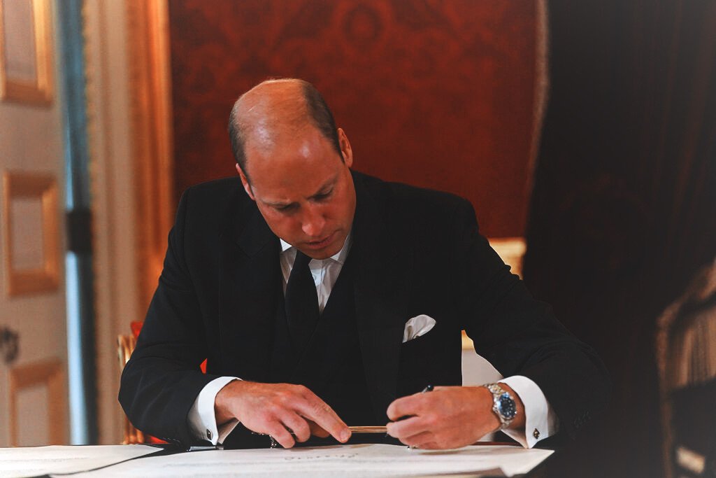 𝐏𝐫𝐢𝐧𝐜𝐞 & 𝐏𝐫𝐢𝐧𝐜𝐞𝐬𝐬 𝐨𝐟 𝐖𝐚𝐥𝐞𝐬 on Twitter "The Prince of Wales signs the oath to uphold the