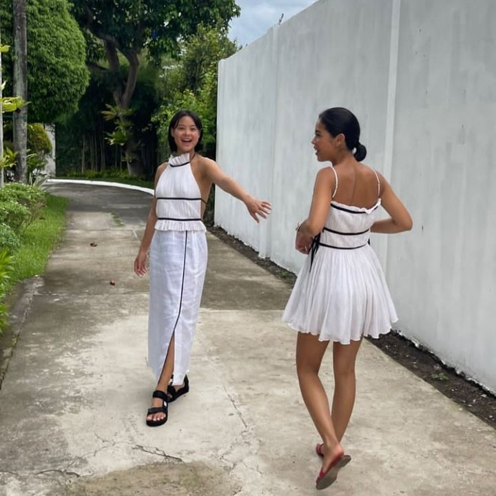 hannahrchive's tweet photo. my two gorgeous gf’s <<<<<<< https://t.co/hcpNGyD1Fa