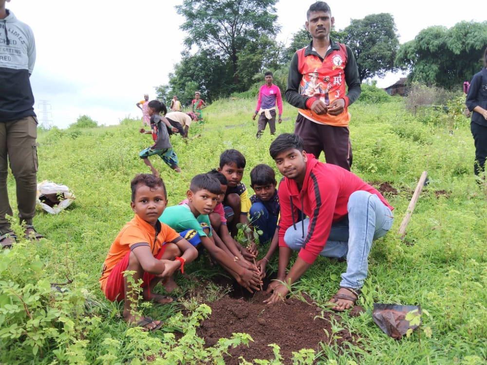 waatavaran's tweet photo. #पृथ्वीरक्षक #GuardiansOfEarth
See the enthusiasm of these Kids😍 of #Pimploli #Talwadewadi. Along with the villagers, they started plantation with 250 saplings🌿Big thanks to #Farmers4Forests for the🌱
#FriendsOfForests #PEDlagaon
@mahatribes @TribalAffairsIn @CollectorRaigad https://t.co/HKhCJTc3sk