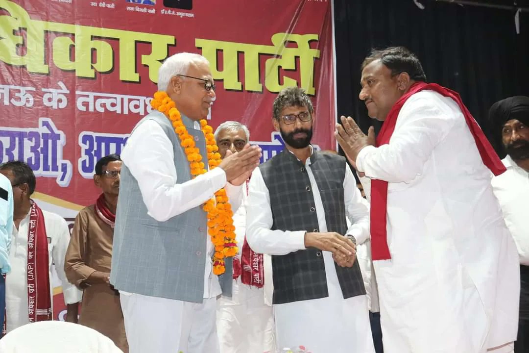 kushwahaFC's tweet photo. पुष्प गुच्छ देकर आदरणीय राष्ट्रीय अध्यक्ष बाबू सिंह कुशवाहा जी का अभिनंदन करते राष्ट्रीय सचिव एवं लखनऊ मंडल प्रभारी  #jap #team_jap  #sanjeevshakya https://t.co/lGjfWGKqR9