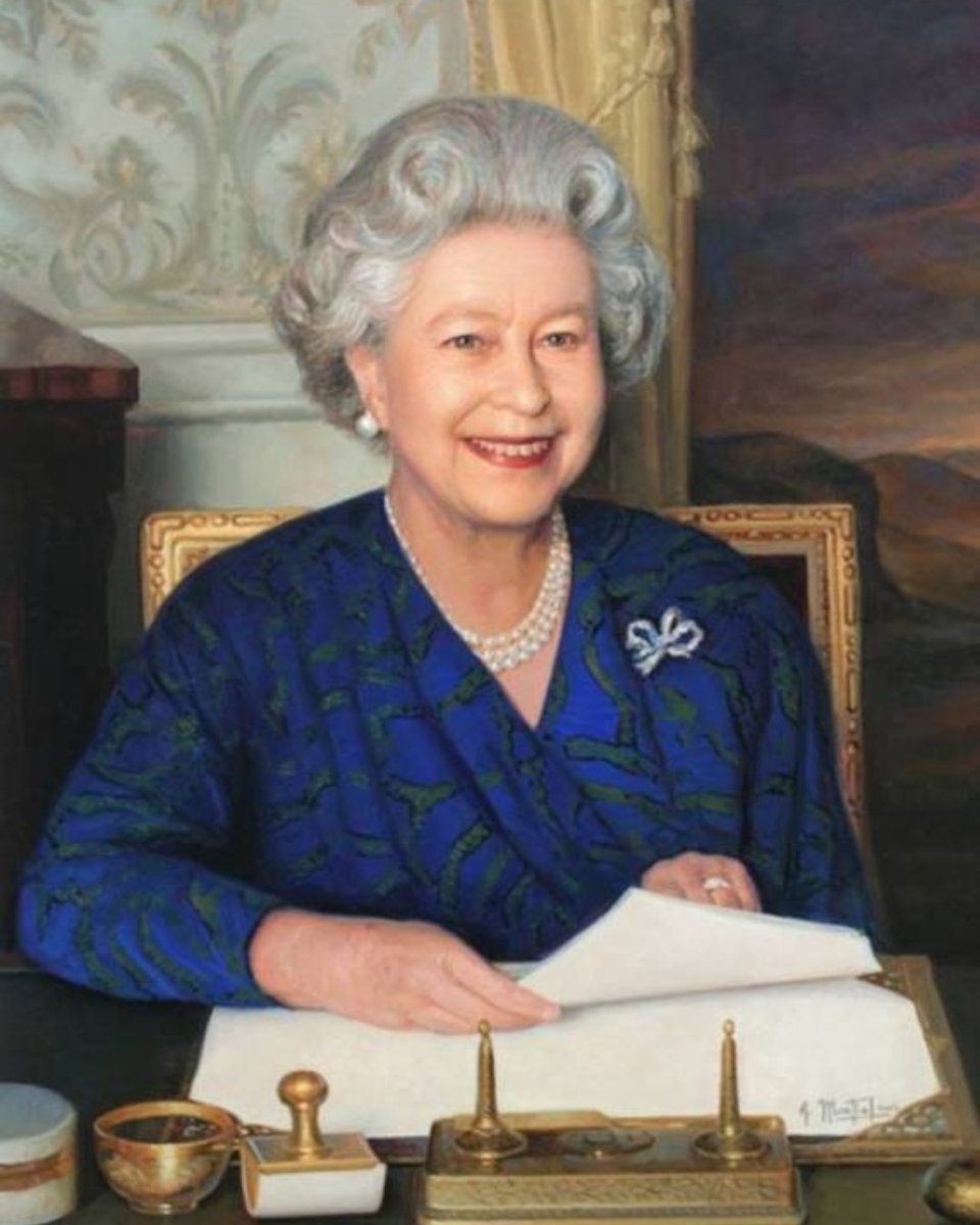 InsideMk's tweet photo. ¿Sabías que...?

La Reina Isabel II llegó al trono con tan solo 25 años. Fue una de las monarcas más queridas y respetadas en todo el mundo.

Ha sido uno de los reinados más longevos de Reino Unido #GodSaveTheQueen https://t.co/7vWCKqK3WT