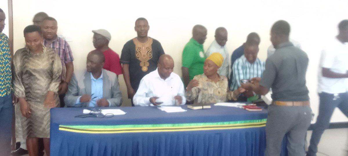 tosovc's tweet photo. Baadaya kumaliza kikao cha NGO zinazofanya kazi utekelezaji wa miradi katika wilaya ya Tanganyika mkoani KATAVI.
Picha hii ni viongozi wa mashirika pamoja MH Das,MH.Mkurugezi wa Tanganyika DC, Msajili msaidizi na afisa mipango.
#Tosovc
#Kituo cha kutoa msaada ya kisheria(Tupafo) https://t.co/k60D9kbIn0