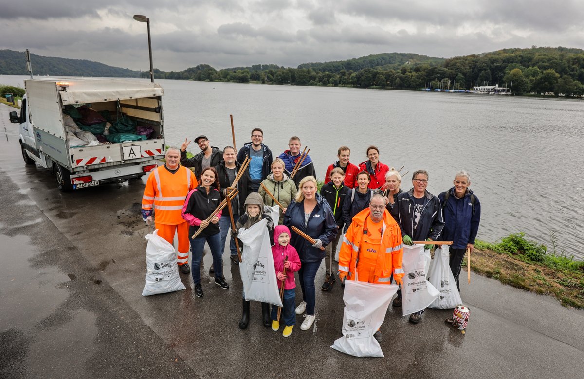ehrenamtessen's tweet photo. Start des RuhrCleanUp Essen mit über 800 Engagierten in 82 Gruppen. Danke an alle Beteiligten!

Wegen des Regens erweitern wir den Aktionszeitraum um das kommende Wochenende (16. – 18. September). 

Infos: https://t.co/HpgR6G0akj 
#ruhrcleanup #ruhrcleanupessen #essen #stadtessen https://t.co/X02LVHrL5i