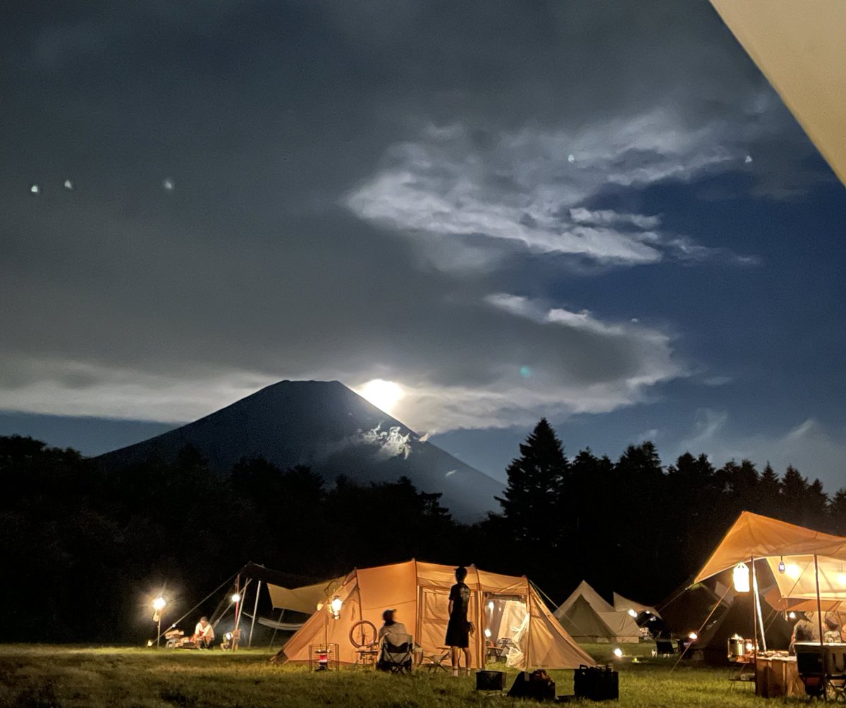noricokt's tweet photo. 富士山から登る十五夜の月
#ふもとっばらキャンプ場
#ノルディスク #Nordisk #hugge https://t.co/LWh0m7XjQv