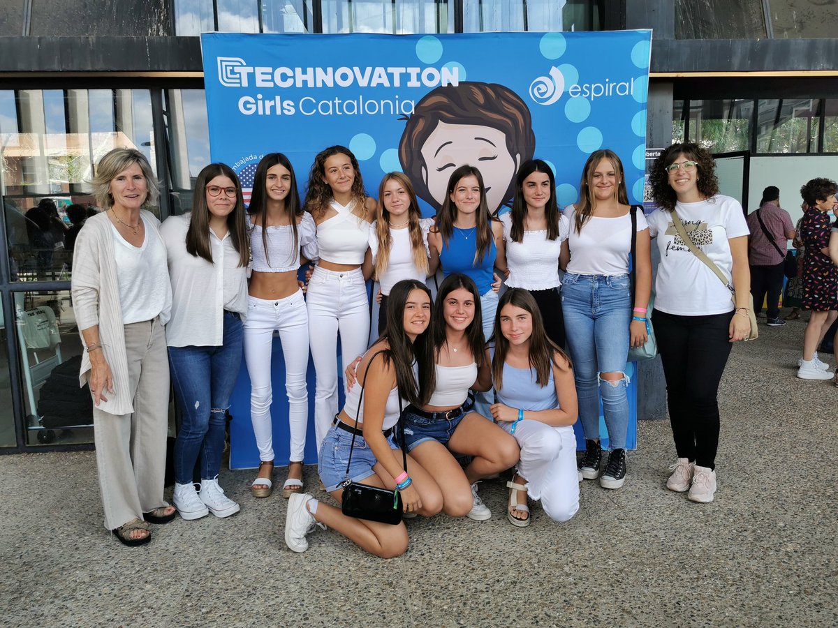 solansf's tweet photo. Avui al canòdrom de BCN s'ha fet el darrer acte @TechnovationCat. 3 equips de l'INS, 10 noies, 8 mares, 2 pares i 2 professores han mostrat el millor d'aquest any de treball. Cada cop millor la seva presentació i més consolidat el projecte. Aviat arrenquem de nou! @aulabpBorges https://t.co/Llg5mlONgh