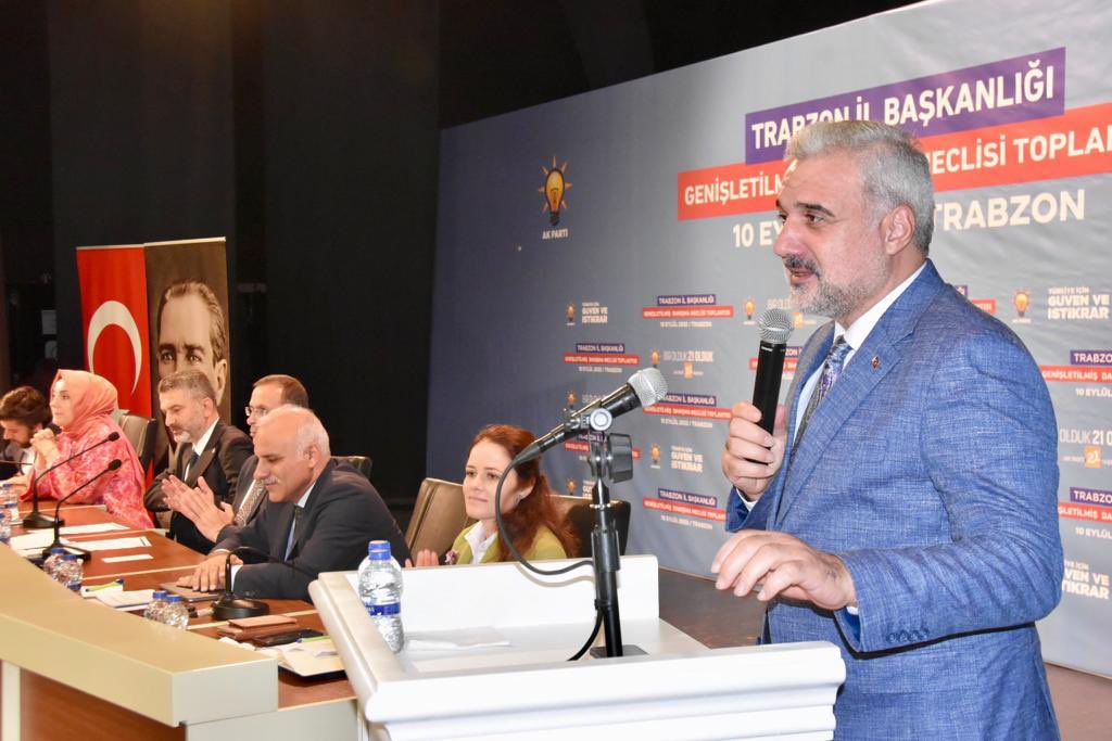 osmannnurika's tweet photo. Bizler nerede yaşarsak yaşayalım, nerede olursak olalım, bir lidere yaren, bir sevdaya tutsak, bir davaya aşık olmuşuz... 

Bir olmuşuz, birlik olmuşuz, kardeş olmuşuz... Ve bizler, hep birlikte Türkiye’nin en büyük ailesi olmayı başarmışız. 

📍 Trabzon İl Danışma Meclisi https://t.co/KwLdNhs6Ju