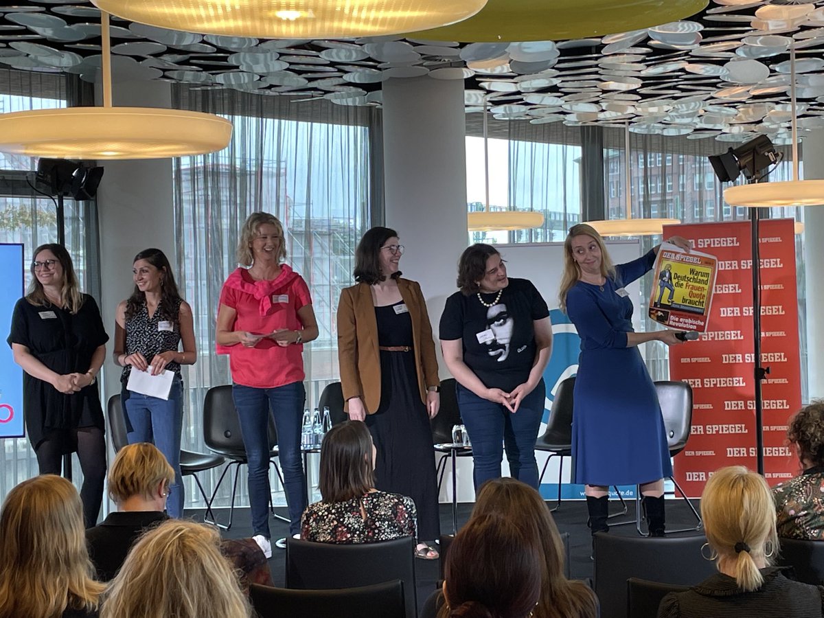 Willkommen allen Teilnehmer:innen zum #ProQuoteCamp22 im SPIEGEL-Haus und herzlichen Glückwunsch zu zehn Jahren ⁦<a href="/quote_pro/">ProQuote Medien</a>⁩! Mit ⁦<a href="/MelAmann/">Melanie Amann</a>⁩ und einem SPIEGEL-Titel von 2011.