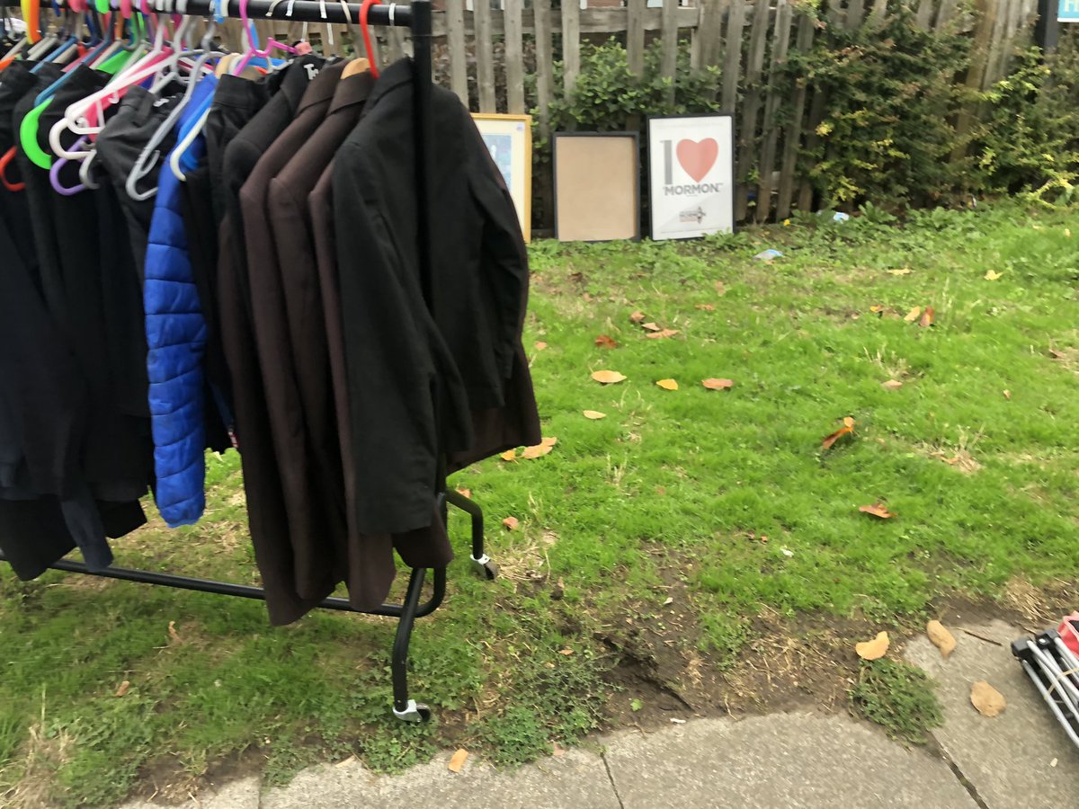 PlaceKaths's tweet photo. #SaturdayMorning #SaturdayVibes #CostOfLivingCrisis #EnergyCrisis #shoplocal @Broc_Soc Front garden sale weekend come buy at our pay what you can afford #Market #schooluniform #Fashion #Bricbrac support our work #WeCare #Deptford #Lewisham 11-3 This Sat & Sun https://t.co/1LP3nqIYZE
