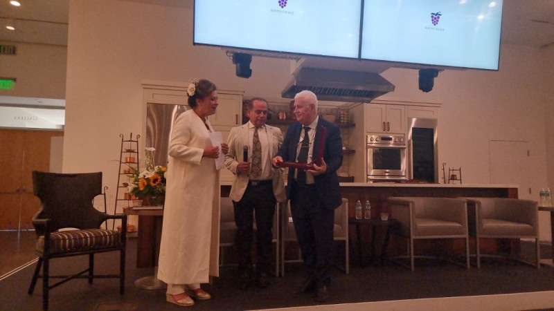 EurasiaPress's tweet photo. On September 8, President of the International Eurasia Press Fund Umud Mirzayev attended the 25th anniversary event of The @RootsofPeace organization held in Napa Valley.
#iepf30 #rootofpeace #Azerbaijan #ngo https://t.co/Z02E9HspxS