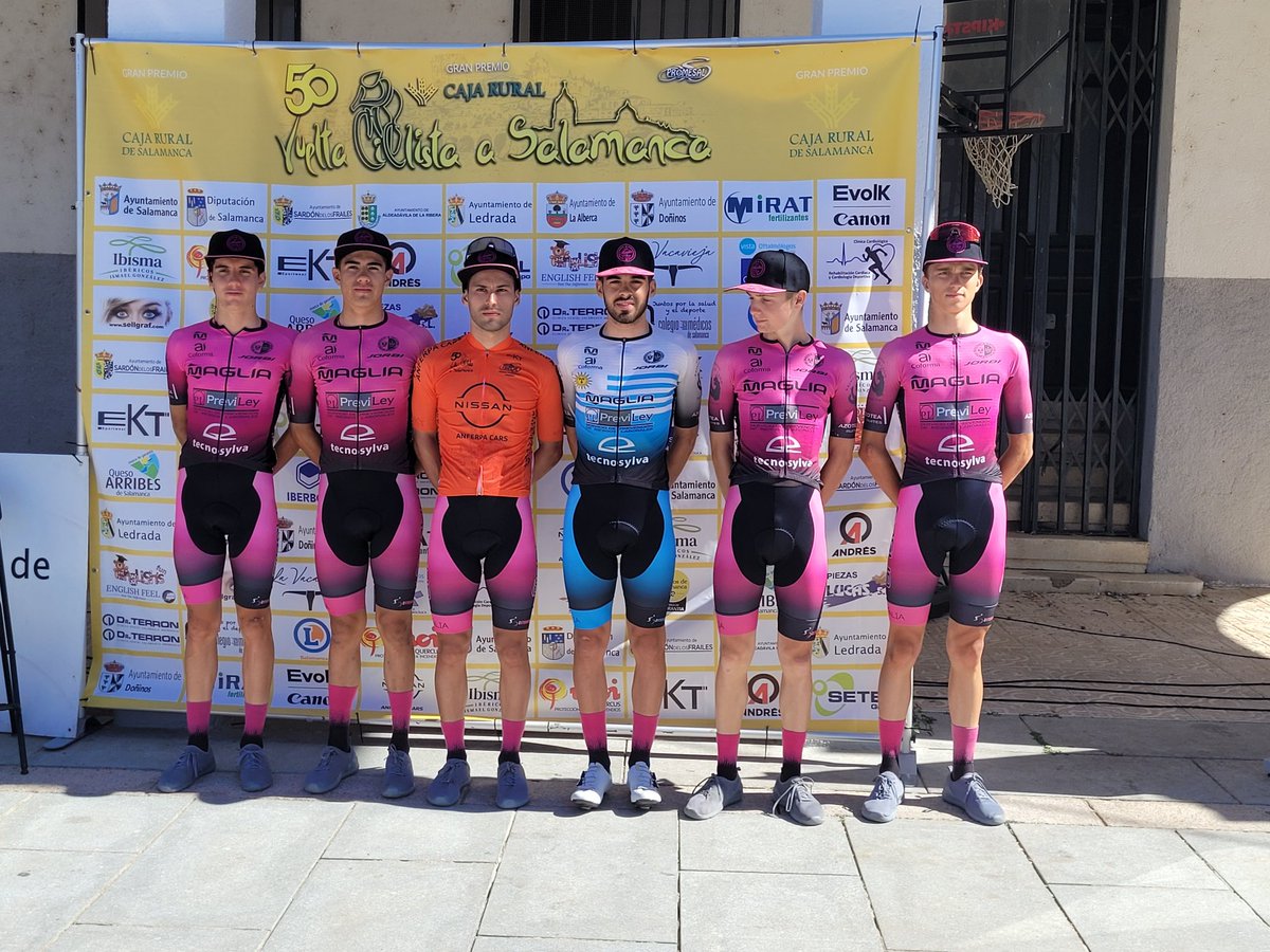 #50VueltaSalamanca Comienzan los primeros equipos a pasar por este control de firmas de la <a href="/VueltaSalamanca/">53 Vuelta Ciclista a Salamanca</a> en <a href="/aytoledrada/">Ayuntamiento de Ledrada</a> 
Aquí tenemos a los chicos del <a href="/equipoEssax/">Equipo Essax</a>, @Equipo_Latova, <a href="/EscribanoTeam/">Escribano Sports Team</a> y @PrevileyTeam