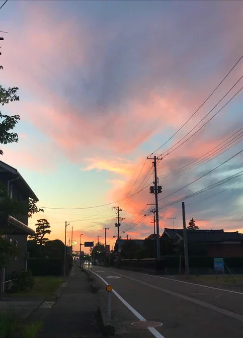日頃の行いが良いから旅先の空がエモい。良い飲み屋が無くて部屋飲みしてるけと、ちょうどよく中秋の名月が見えて最高です。 