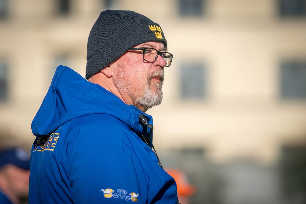 General manager Robert Sundberg och förbundskapten BD Kennedy får en rutinerad stab till sin hjälp när de fortsätter leda Sveriges herrlandslag i amerikansk fotboll under höstens EM-kvalmatcher och med sikte mot VM 2023.

amerikanskfotboll.swe3.se/med-sikte-pa-v… #SWE3 #HejaSverige