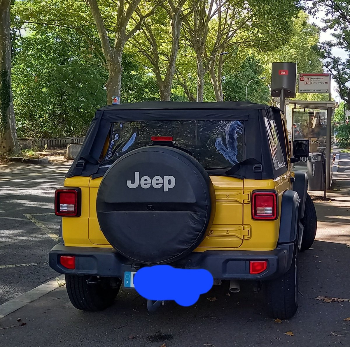 Pharos_visites's tweet photo. Encore un beau #GCUM avec un "tank" à #Lyon, sur le trottoir, juste devant un arrêt de bus, tranquille https://t.co/PLPzWX5It1