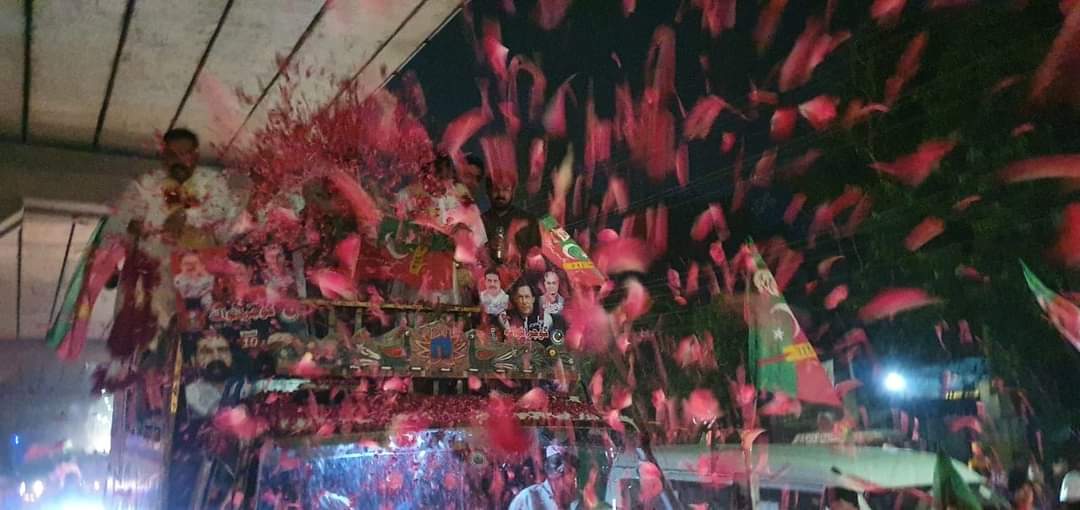 AliAshraf___'s tweet photo. گوجرانولہ جلسے کے حوالے سے ریلی نکالی گئی جس کی قیادت میرے ساتھ لالہ اسد اللہ پاپا  نے کی۔ ریلی کا اختتام جناح سٹیڈیم میں ہوا۔ریلی میں کارکنان کی بڑی تعداد نے شرکت کی ۔ https://t.co/pPZNxOJuKO