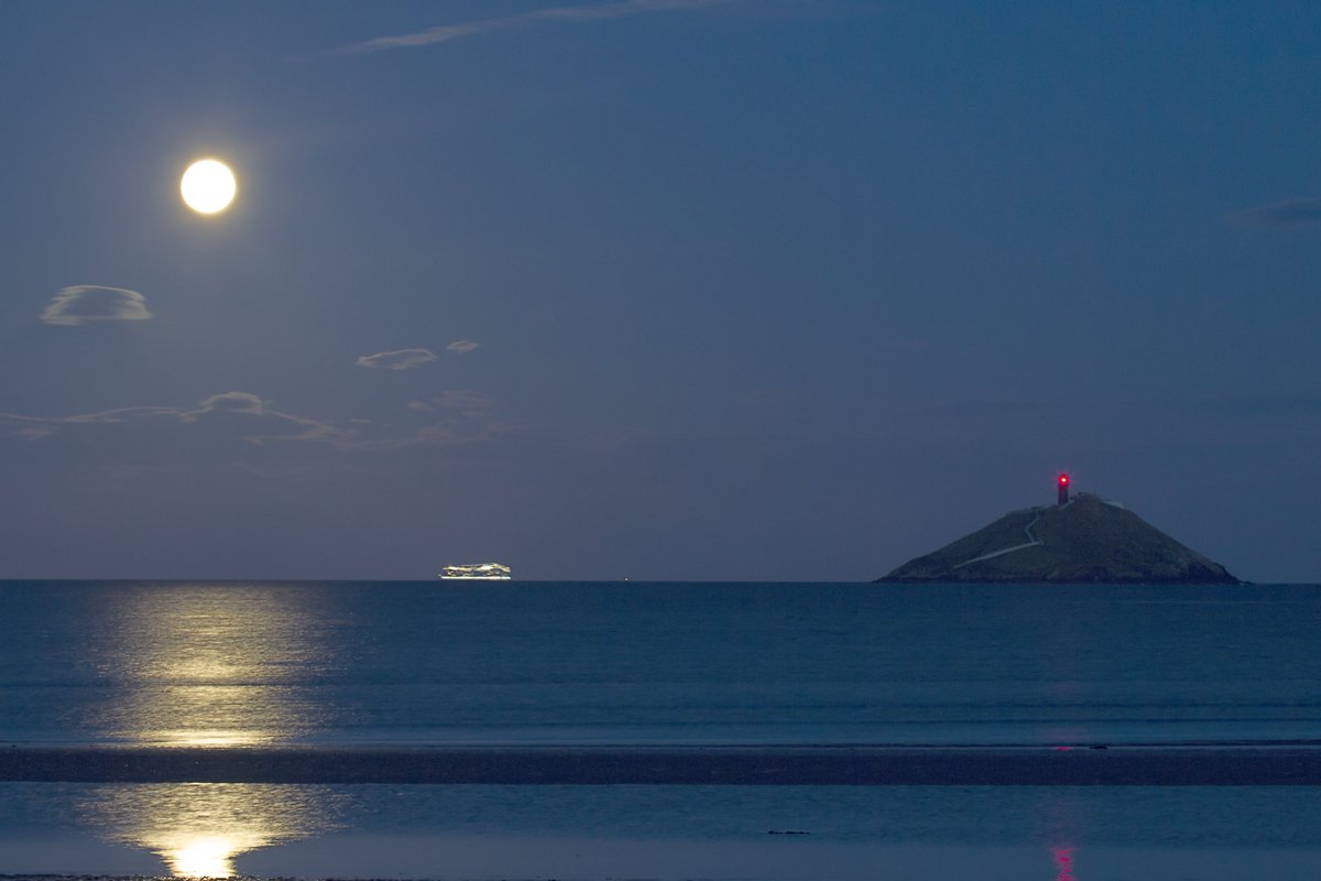 #emeraldprincess passing Ballycotton Lighthouse under a full moon. @PrincessCruises @PortofCork @CobhTourism