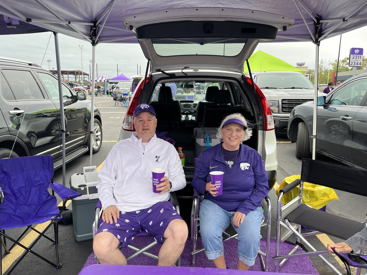 PVCAT82's tweet photo. Day 41 #kstateshirtchallenge my wife gets to make a guest appearance today. #beatmu @CoachKli @KStateWBB @KStateMBB @scottwildcat @spedbraet @CoachJTang @KStateFB https://t.co/6TxXipMQj2