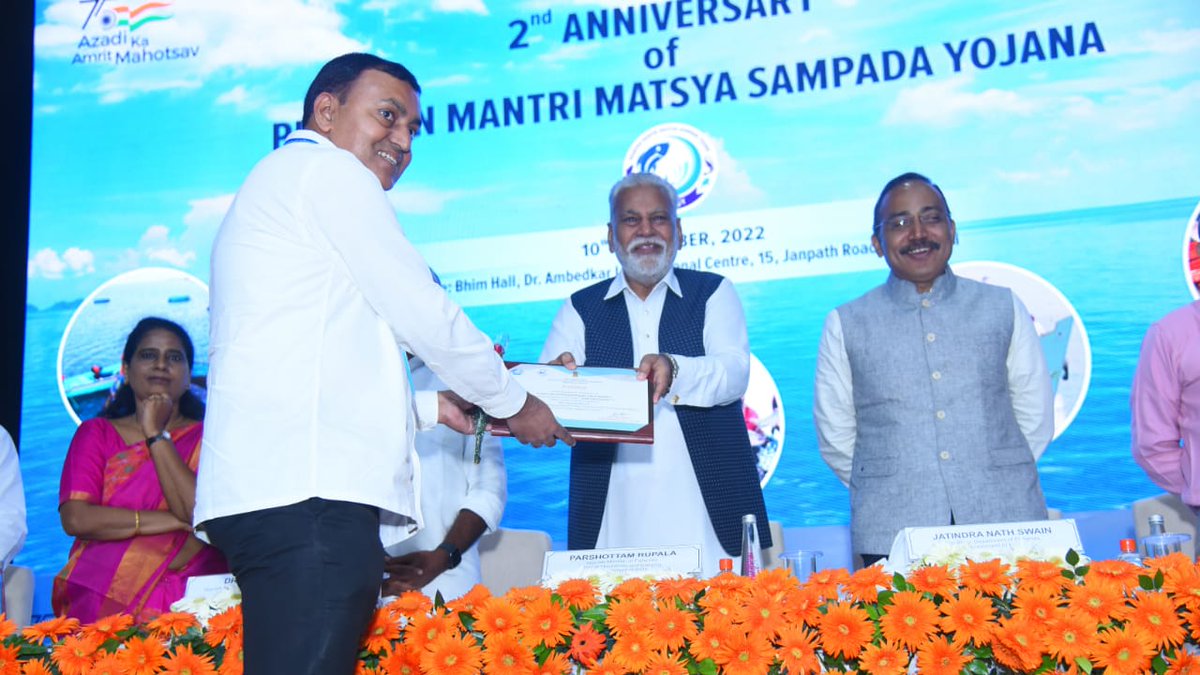 माननीय मंत्री श्री परशोत्तम रुपाला जी ने समस्त भारत के विभिन्न राज्यों से आएं मत्स्य क्षेत्र से जुड़े उद्यमियों से मिल कर उनके कार्य की प्रशंसा करते हुए सम्मानित किया साथ ही उन्हें भविष्य के लिए शुभकामनाएं दी। #2YearsofPMMSY #DeptofFisheries #PMMSY