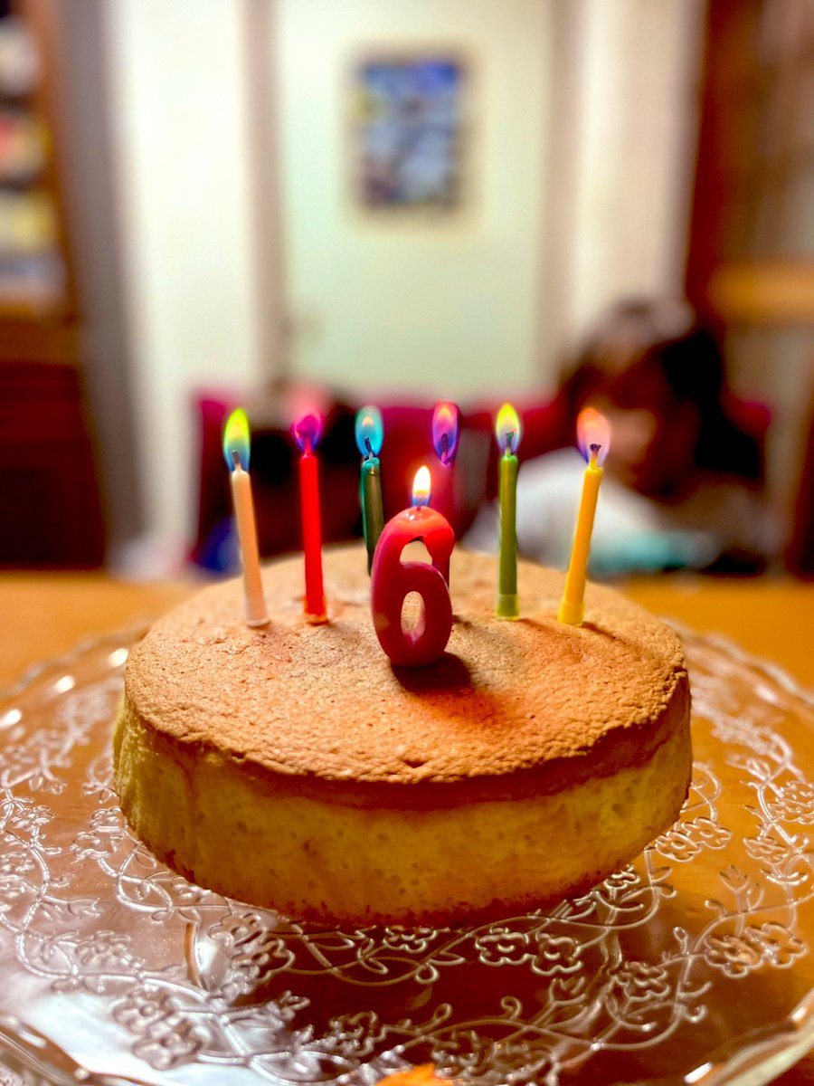 Ranranhaha's tweet photo. 誕生日ケーキはのホイップあとのせ❤️が最近のブーム。おめでとう次男。

夫のビザ申請が終わり少し落ち着く。やっと！来日‼️長かったー！2年。
これで編集の時間ができるし、まだまだ勉強したいこともたくさんある。
家族の時間はだいじに✨ https://t.co/GWw7zrvbB6