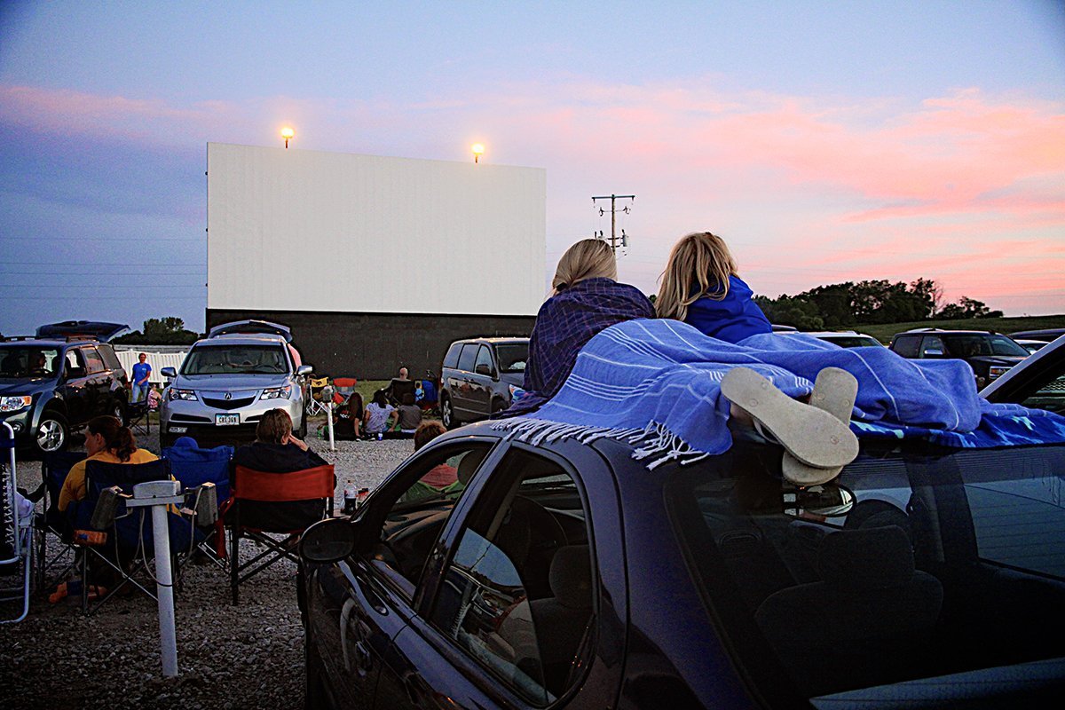 LHS_Commu's tweet photo. [SNS l ลีโอทาวน์ #LHS_DriveIn] 🌕🌌

ซุ้มขายตั๋วเปิดแล้ว! Drive-in Theatre ขอต้อนรับชาวเมืองทุกคนมาพักผ่อนหย่อนใจ ชมหนังใต้แสงดาวกับครอบครัวหรือคนที่คุณรัก มาก่อน 19:00 น. ป๊อปคอร์นและซอฟต์ดริ๊งลด 30%!

📽ตารางฉายหนังวันนี้🎞
✅19:35 น. - TOP GUN: MAVERICK
✅21:50 น. - MIDSOMMAR https://t.co/DnQZkDIJXZ