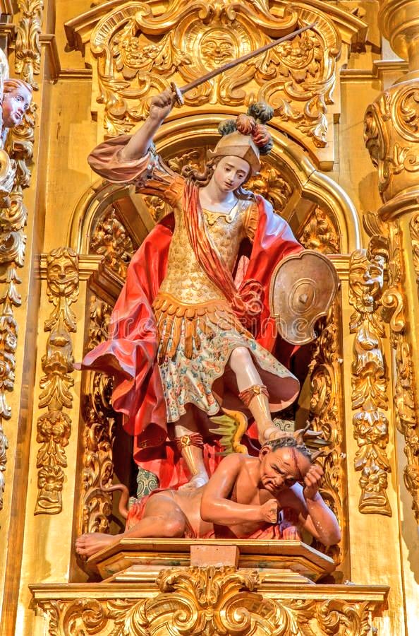 São Miguel Arcanjo, defendei-nos no combate. Sede o nosso refúgio contra todas as ciladas do mal !!