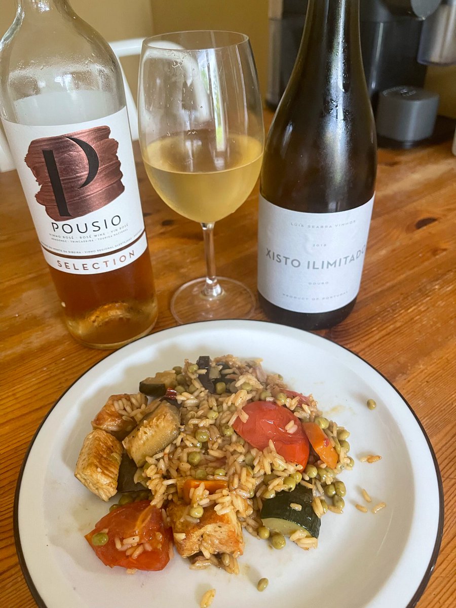 joukesp's tweet photo. #SaturdayLunch #LeftoverLunch #Experiment #RiceVeggiesTurkey
Getting rid of our leftover veggies with baked rice & turkey filet.
Seasoned w paprika, ketjap manis + soy sauce.
Perfect with the rest of Xisto Ilimitado by @lseabrawine and, for good measure, a glass of Pousio Rosé https://t.co/uDAklz3nAu