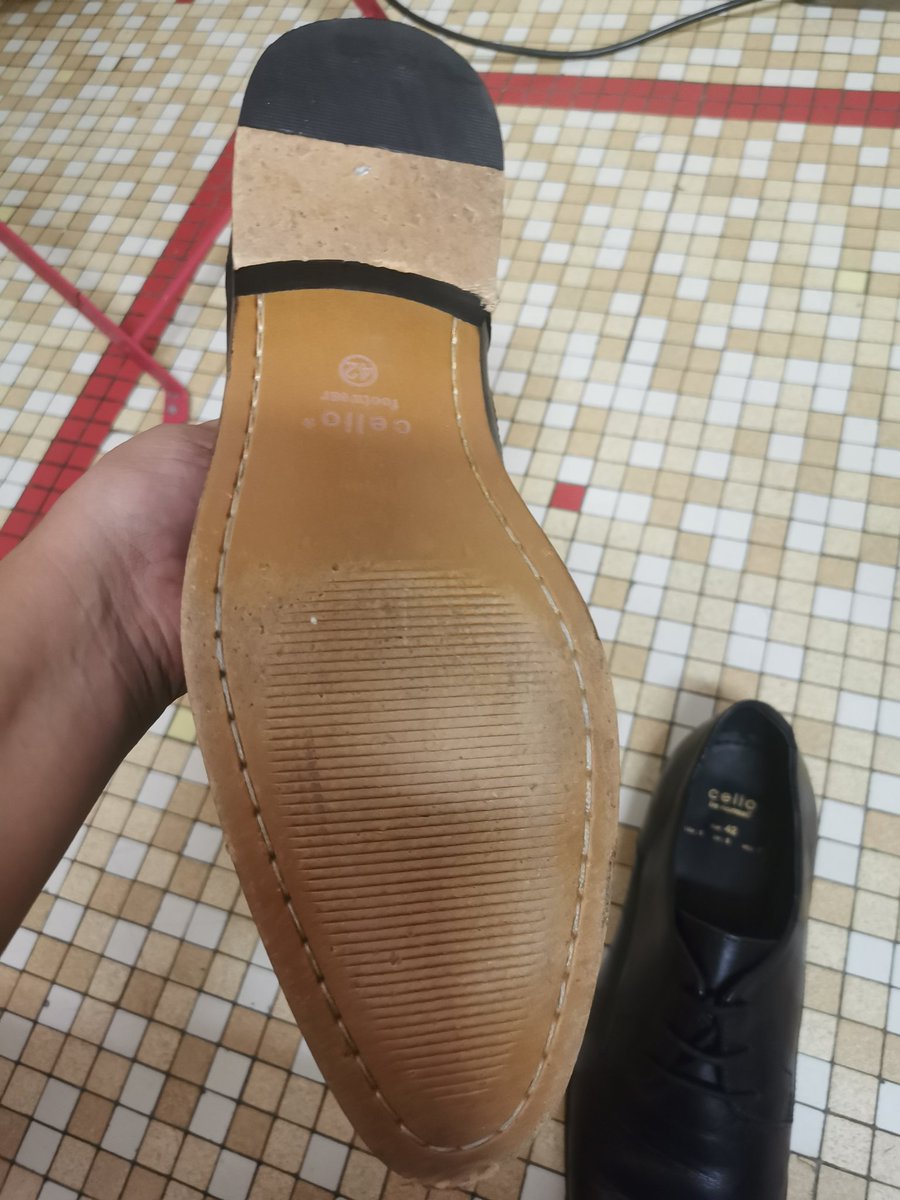 ZzBacha's tweet photo. @celio Plus jamais celio ! Mon neveu a acheté une  paire de chaussures à près de 100 euros et au bout de 2 jours elles étaient dans un état déplorable. Cela démontre qu'en plus de la mauvaise qualité de leurs produits, le service client ne sert à rien. https://t.co/GgcMDxu9P5