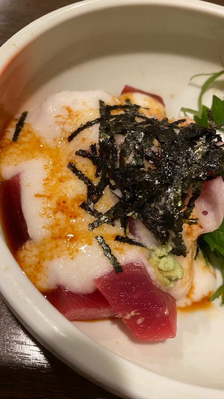 上田絵馬之助 マグロの山かけ 欲望に抗うことができません 本能の赴くままに 醤油を落とし ワサビまで乗せてから 写真撮ってないことに 気がつきました それはそうと この山芋の粘りをご覧じよ 孤立無援のグルメ 日暮里 氣まぐれ T