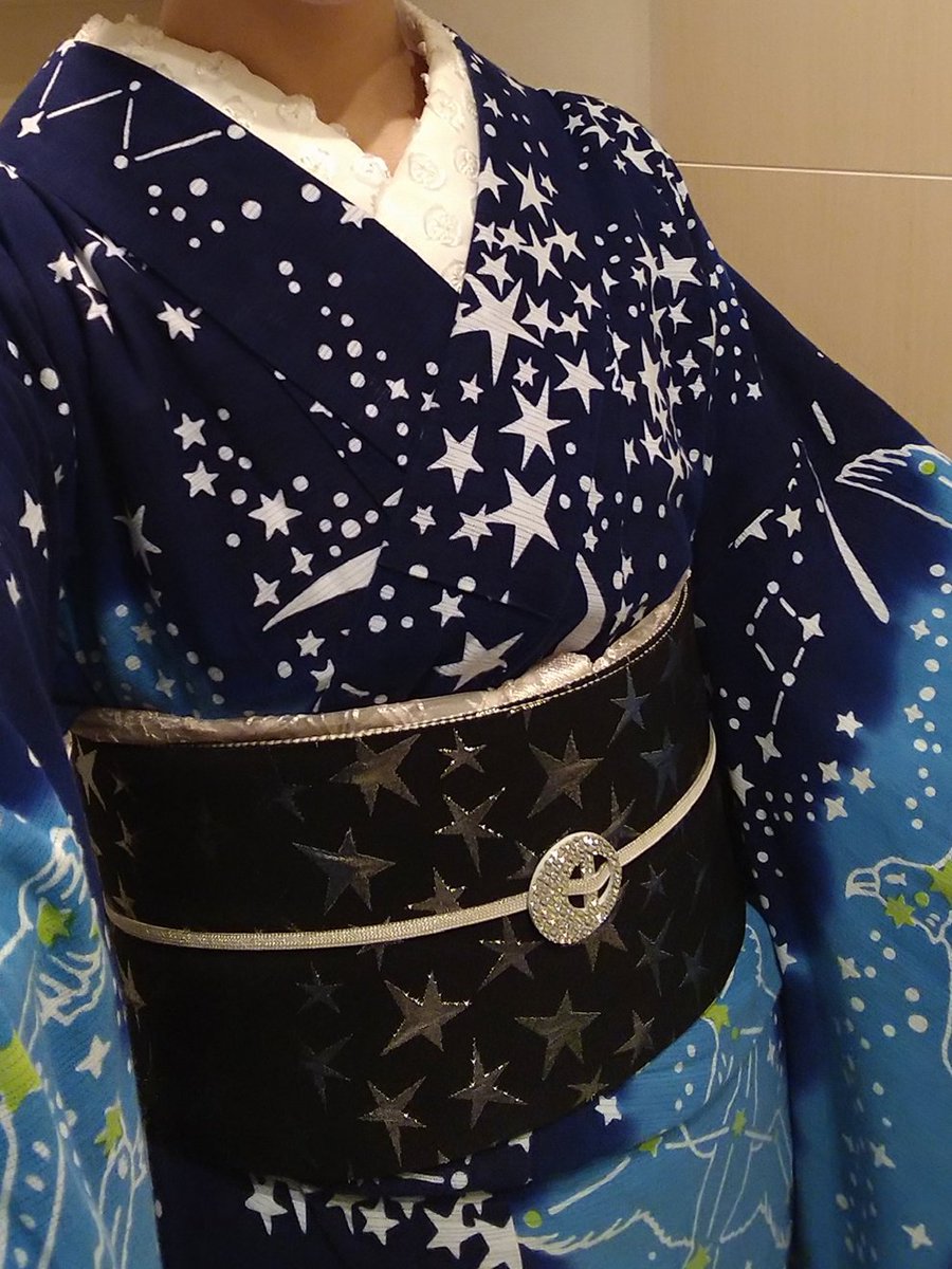 notokoto's tweet photo. 流星の音色へは今年最後のティンガーラを着て行きました。9月なので衿を入れて、星柄の帯を合わせて全身☆彡。劇場でも、街なかでも素敵ねと声をかけてくださる方がいてとても嬉しかった。

浴衣→#ばらいろ浴衣
帯→#ricostyle
半衿→#Tsubakian
帯揚げにした半衿→#TheaterINVI
帯留→#HappyBless https://t.co/7RG9qu23Pk