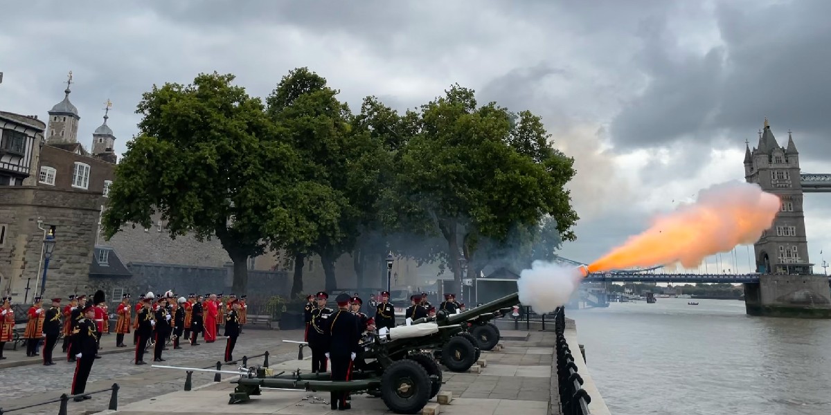 To mark the proclamation of His Majesty King Charles III, at 11am BST today @HACRegiment began firing a 62-round gun salute from the Tower of London.