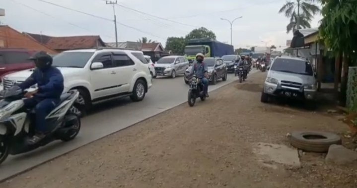 AlifTailor's tweet photo. @e100ss Jalur Lamongan Gresik tepatnya d sekitar perbatasan ini arah yang ke barat atau ke Lamongan kota macet panjang https://t.co/375FSYfLow
