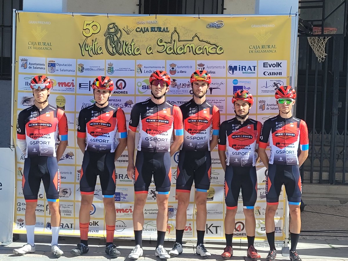 ElPeloton's tweet photo. #50VueltaSalamanca Con los bloques de @PelotonTenerife, @AvimosaChozasT (mixto con Retelec-Galicia Cycling), @FundContaTeam y @eqbiciscarlos  terminamos esta presentación de equipos en @aytoledrada 
En unos instantes dará inicio la etapa reina de la @VueltaSalamanca https://t.co/g2IHNgWmGR