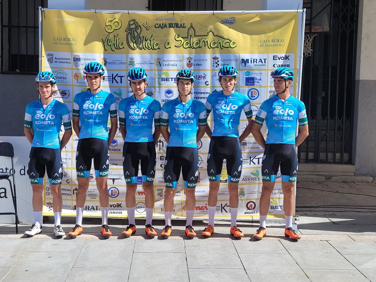 ElPeloton's tweet photo. #50VueltaSalamanca Con los bloques de @PelotonTenerife, @AvimosaChozasT (mixto con Retelec-Galicia Cycling), @FundContaTeam y @eqbiciscarlos  terminamos esta presentación de equipos en @aytoledrada 
En unos instantes dará inicio la etapa reina de la @VueltaSalamanca https://t.co/g2IHNgWmGR