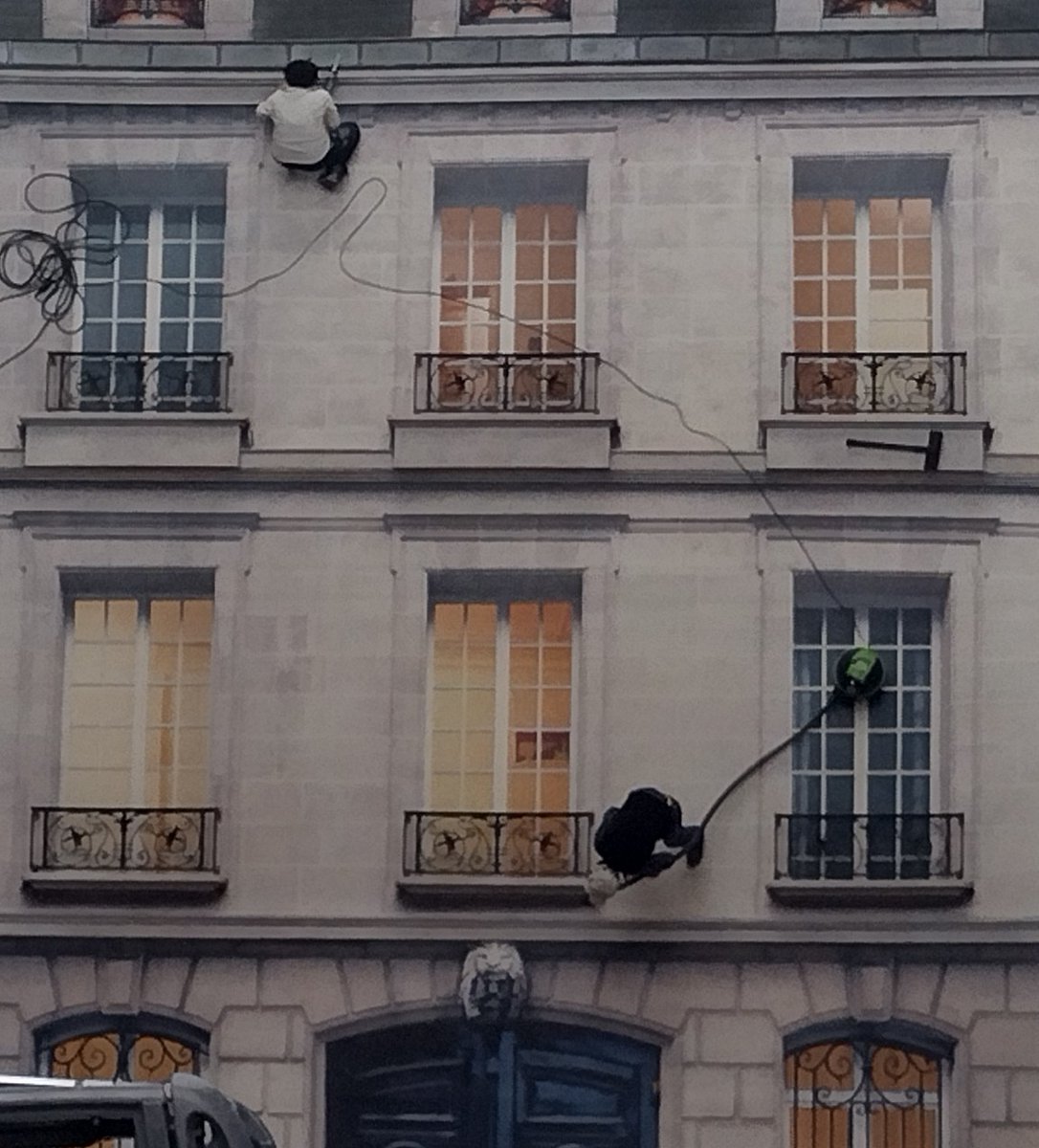 FrancelleFrdri1's tweet photo. Rien ne vaut un bon coup d'aspirateur pour nettoyer une façade... #le104 https://t.co/oamDXvQpR2