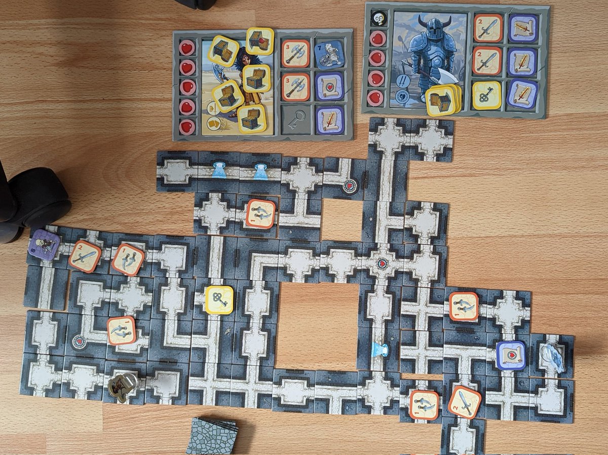 KaiFrerich's tweet photo. Den Samstagmorgen mit der fusskranken Tochter (7) und dem Dungeoncrawler "Karak" begonnen. Und danach das #DSA1 "Buch der Abenteuer" angefangen. Der Kampf gegen "Einauge" wurde knapp gewonnen. Tochter: "Können wir nochmal kämpfen?" Läuft! 🤩 https://t.co/BqEvgCamaQ