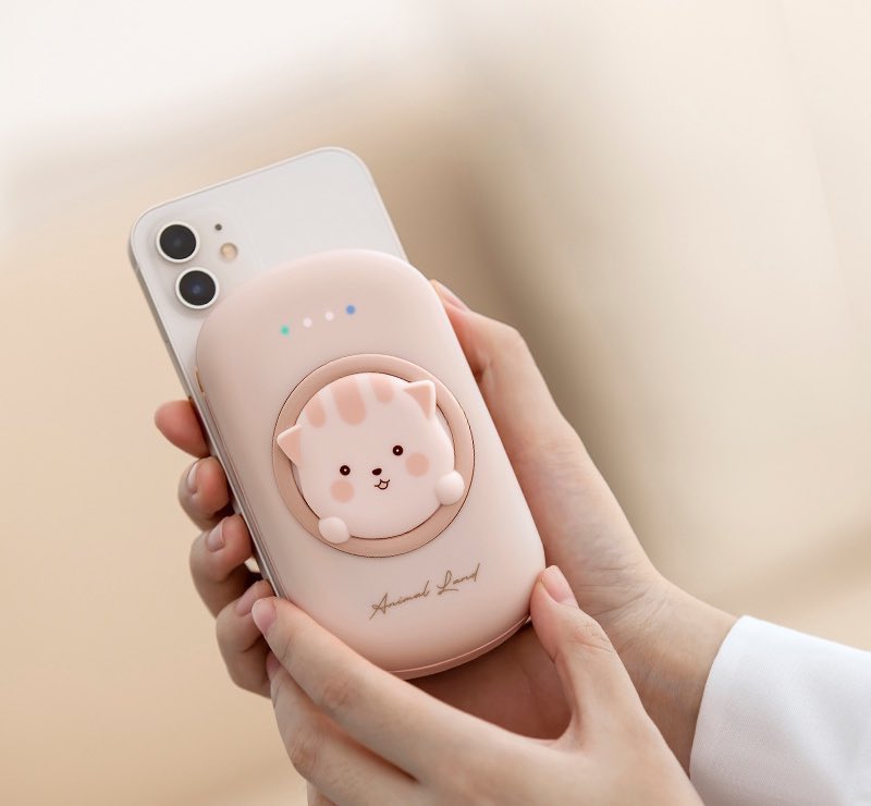 cherrypop012's tweet photo. เจอน้อง wireless charger แบบนี้น่ารักจิงงงงง แบตจุ 10000mAh ชาร์จวนไปสามรอบ ชาร์จแบบไร้สายได้เลยสะดวกมาก มีทั้ง usb และ type-c ให้ด้วย หรือจะชาร์จสองเครื่องพร้อมกันก็รอด เริ่ด พกพาก็ง่าย ◡̈🤍💭 https://t.co/ITP2GkFa7H