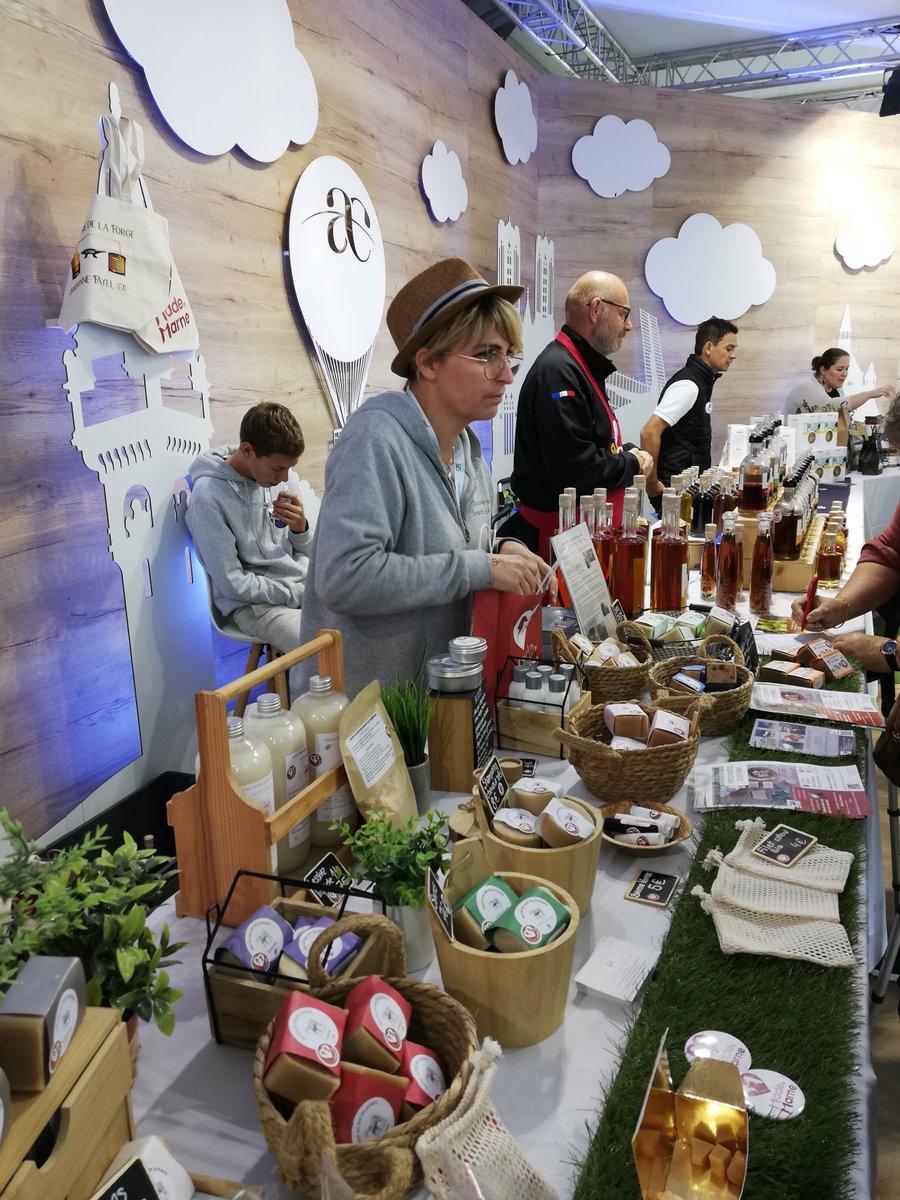 MadeinMarne's tweet photo. Les producteurs et artisans de la marque #MadeInMarne sont présents aujourd'hui sur le stand du @DptMarne
Venez découvrir leurs talents et leurs valeurs et participez au jeu-concours pour gagner toutes les heures un panier garni 🍯🐑🍎🥃 https://t.co/LC2efdFBbD