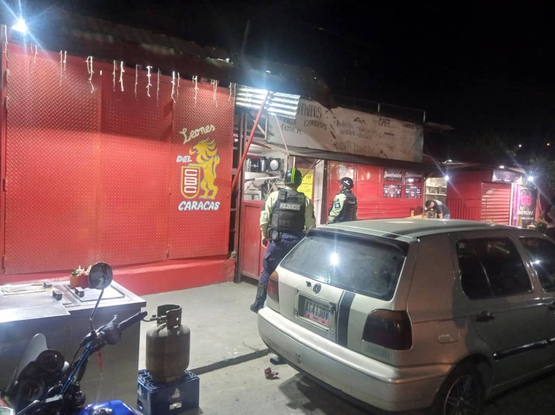 PolisucreOficia's tweet photo. Atendiendo denuncia de residentes del sector Kioscos Rojos barrio La Línea quienes reportaron la presencia de personas con ingesta de bebidas alcohólicas y música a altos decibeles, se procedió al cierre inmediato de locales comerciales y el retiro de los presentes.
#Seguridad https://t.co/mDAdImkh6N