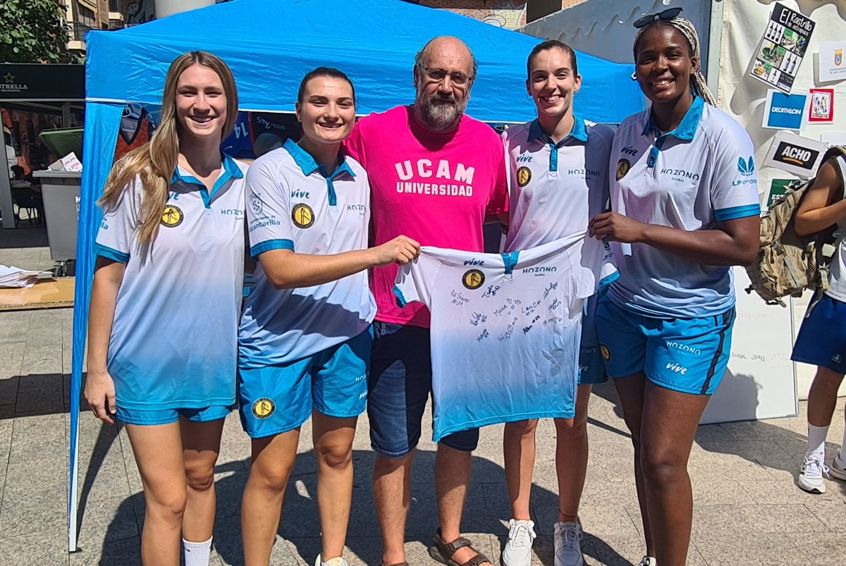 CBJairis's tweet photo. ¡Habemus ganador del polo firmado por la plantilla del @hozonoglobal Jairis en la rifa del @3x3ASTRAPACE!

@Tamaraseda, @RebecaCotano y @alesanchezz19 se lo han entregado al premiado.

¡Enhorabuena! https://t.co/2NwHYJLaB0