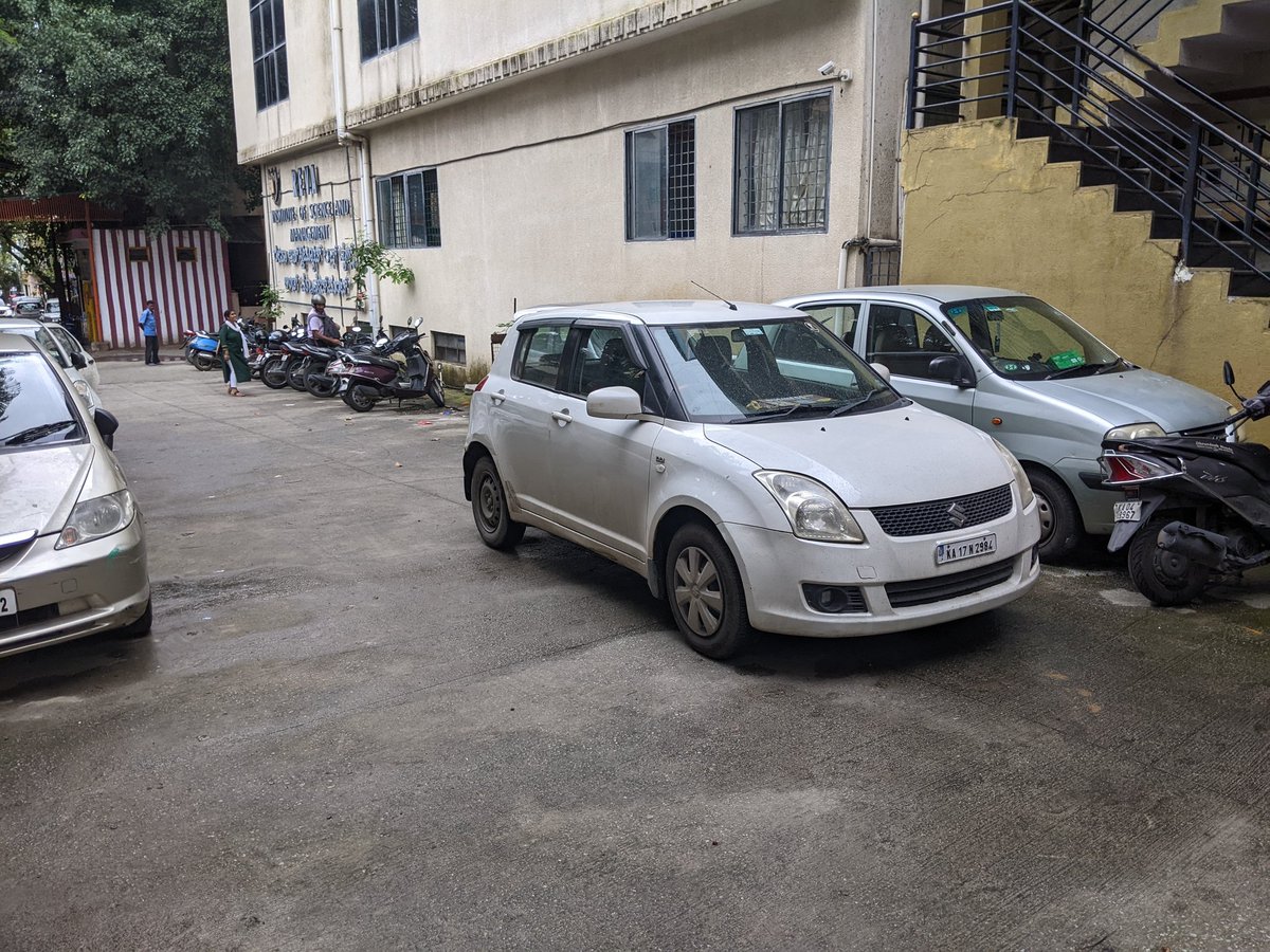 kingofjacks's tweet photo. @blrcitytraffic another car double parked today https://t.co/5mrDzVjoUj