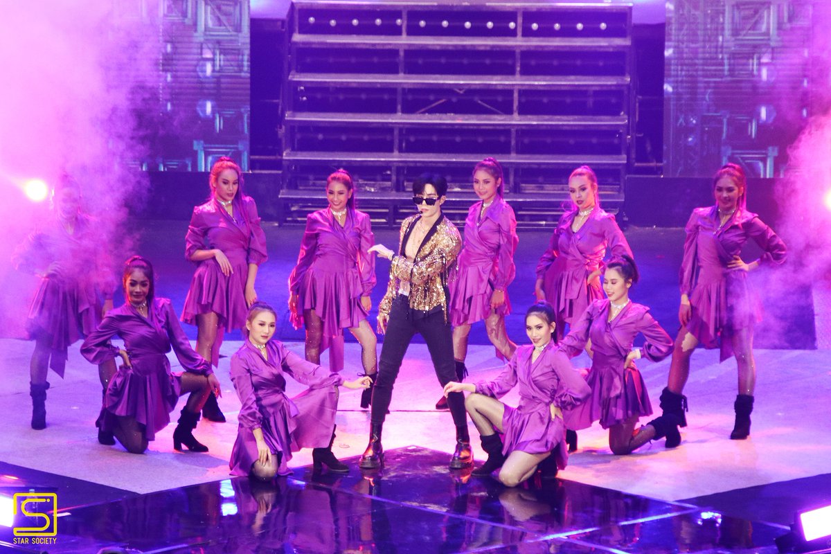 STARSOCIETY_TH's tweet photo. สุดแซ่บ ปั๊วะปังเกินต้าน ซี พฤกษ์ กับโชว์เปิดในงานแฟนมีตติ้งเดี่ยวเต็มรูปแบบของเจ้าตัว ทำเอาแฟนๆตื่นตาตื่นใจ ส่งเสียงกรี๊ดกันลั่นฮอลล์ไปเลย!! 

#ZeeMeShowConcert 
#ZeePruk https://t.co/JupH3qY2HU